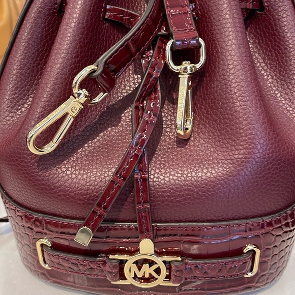 MICHAEL KORS
Reed Medium Pebbled Leather Belted Bucket Messenger Satchel Crossb - Picture 2 of 16